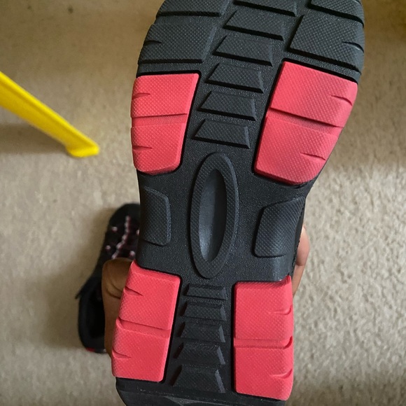 Black and red boy sneaker shoes - Picture 4 of 4